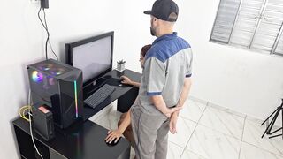 Ela de lingerri e técnico não resistiu!