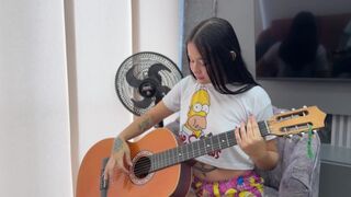 Ayudo a mi pequeña hermanastra con sus clases de música y termino follandola duro hasta venirme.