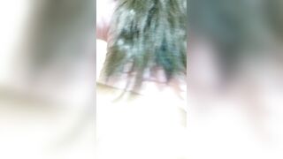 Culo grande en tanga se mueve y termina regando el squirt