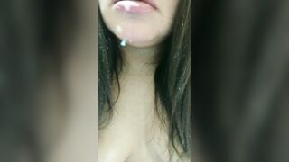 Culo grande en tanga se mueve y termina regando el squirt