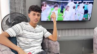 El cornudo de mi vecino me apuesta el rico culo de la puta de su esposa por unos centavos de pesos.