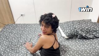 Entro al cuarto de mi hermanastra en la madrugada y me aprovecho para cogerla.