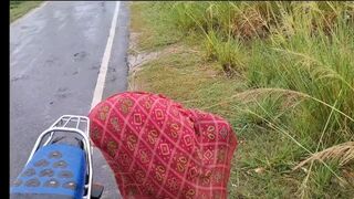 Desi bhabhi ne apane yaar ko lekar outdoor sex kiya