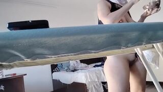 Moglie amatoriale fa le faccende domestiche nuda.