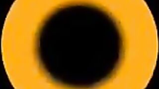 Mon demi-frère me met au défi de me mettre nue devant lui. Il ne veut pas baiser