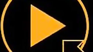 Mon demi-frère me met au défi de me mettre nue devant lui. Il ne veut pas baiser