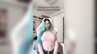 traviesa de pelo azul