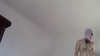 Amateur-Ehefrau hat Spaß daran, Kleider anzuprobieren und abzuschneiden. Amateur-Ehefrau tanzt nackt