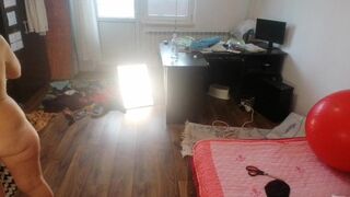 Esposa amadora se diverte experimentando roupas e cortando-as. Esposa amadora dança nua pela casa.